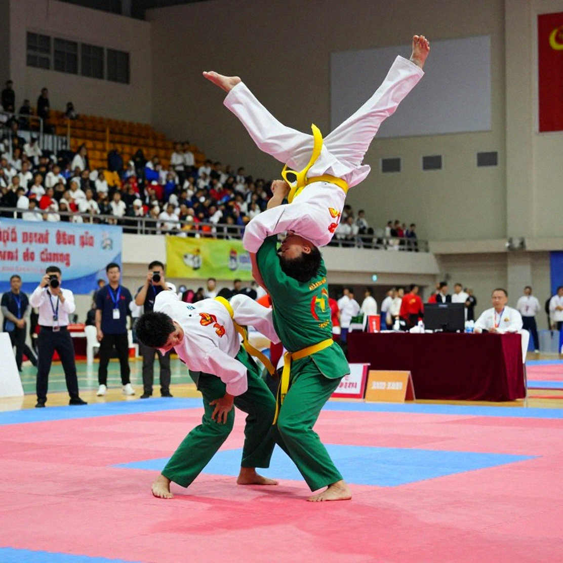Khi hồ sơ ba dòng không đủ phán xét một con người