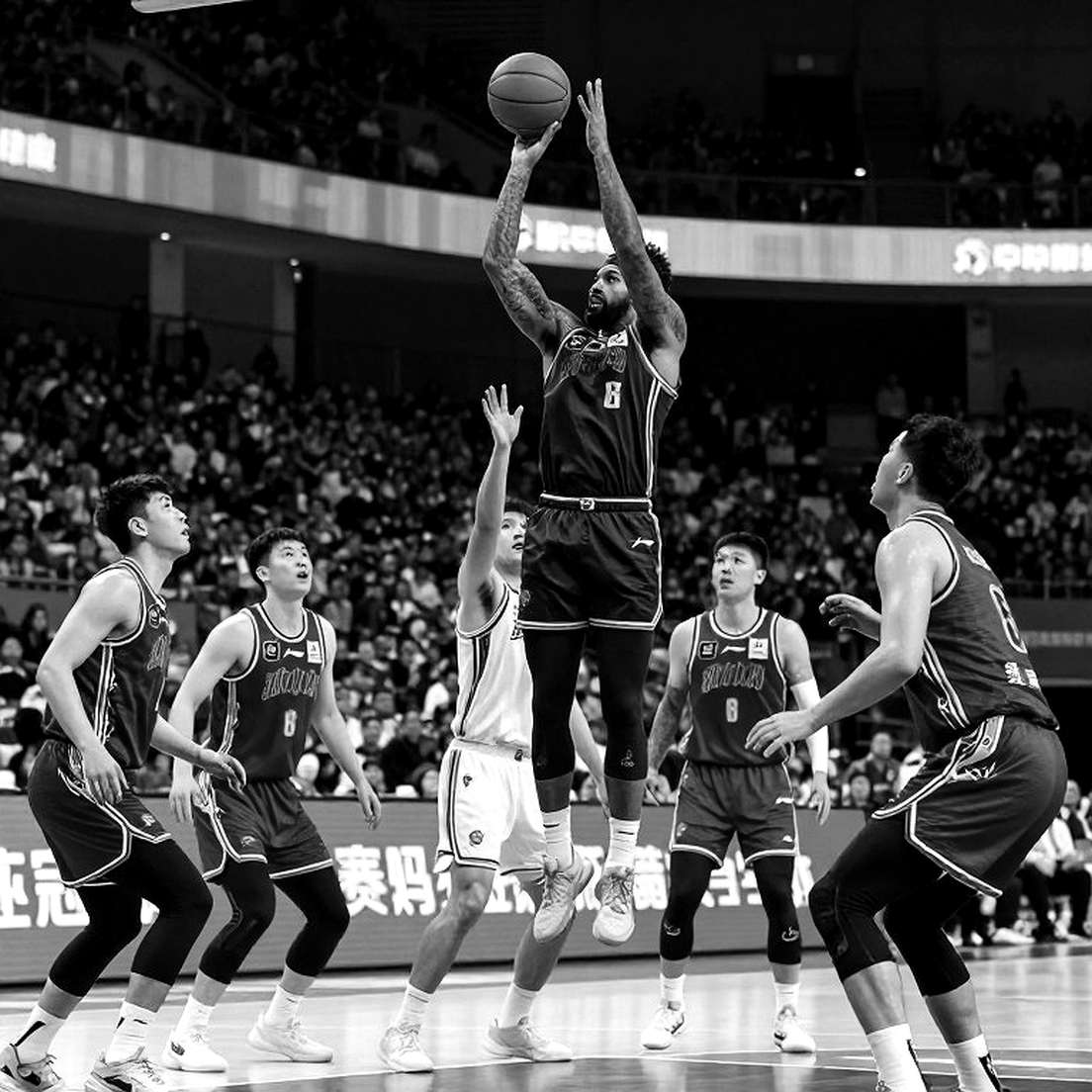 Charles Barkley: 'Trận đấu NBA hôm nay dễ hơn trước!' – Câu chuyện về thể thao vật lý và khoảng cách hiện đại