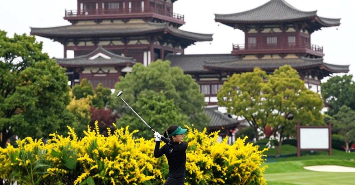 Duỗi sớm ở golf không phải lỗi gốc: phân tích chuỗi nhân quả từ mặt gậy đến hông