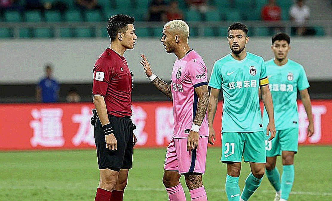 Armando González gọi Chicharito là thần tượng: Olympiacos đang mua một tiền đạo hay mua một thị trường?
